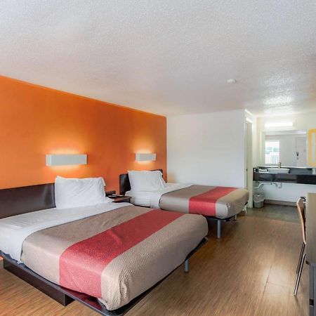 Motel 6 Kalamazoo Bagian luar foto