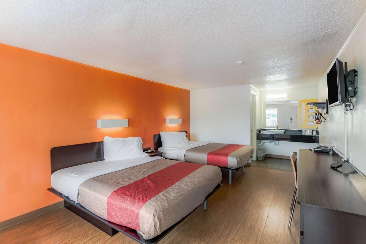 Motel 6 Kalamazoo Bagian luar foto