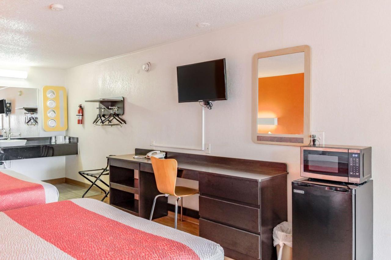 Motel 6 Kalamazoo Bagian luar foto