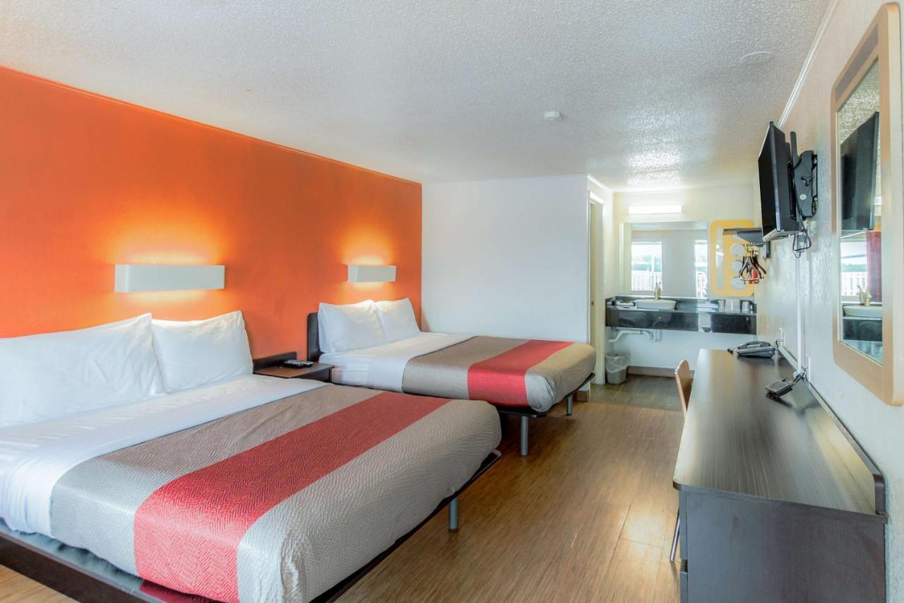 Motel 6 Kalamazoo Bagian luar foto