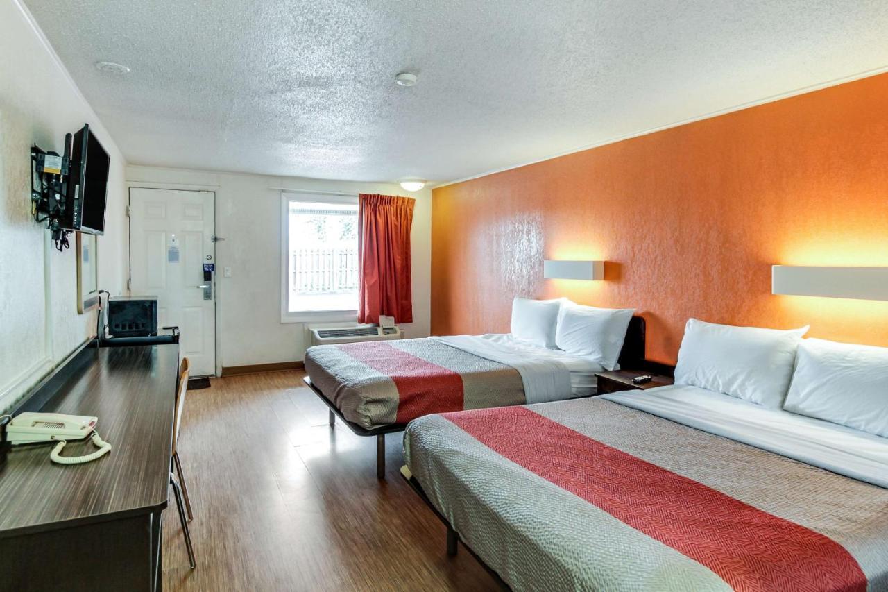 Motel 6 Kalamazoo Bagian luar foto