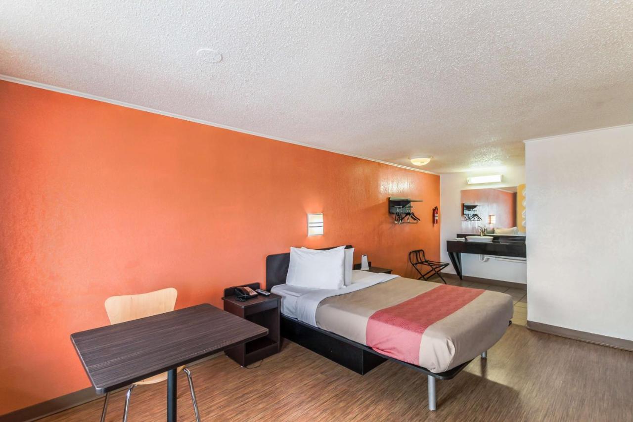 Motel 6 Kalamazoo Bagian luar foto