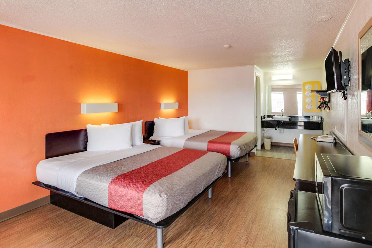 Motel 6 Kalamazoo Bagian luar foto