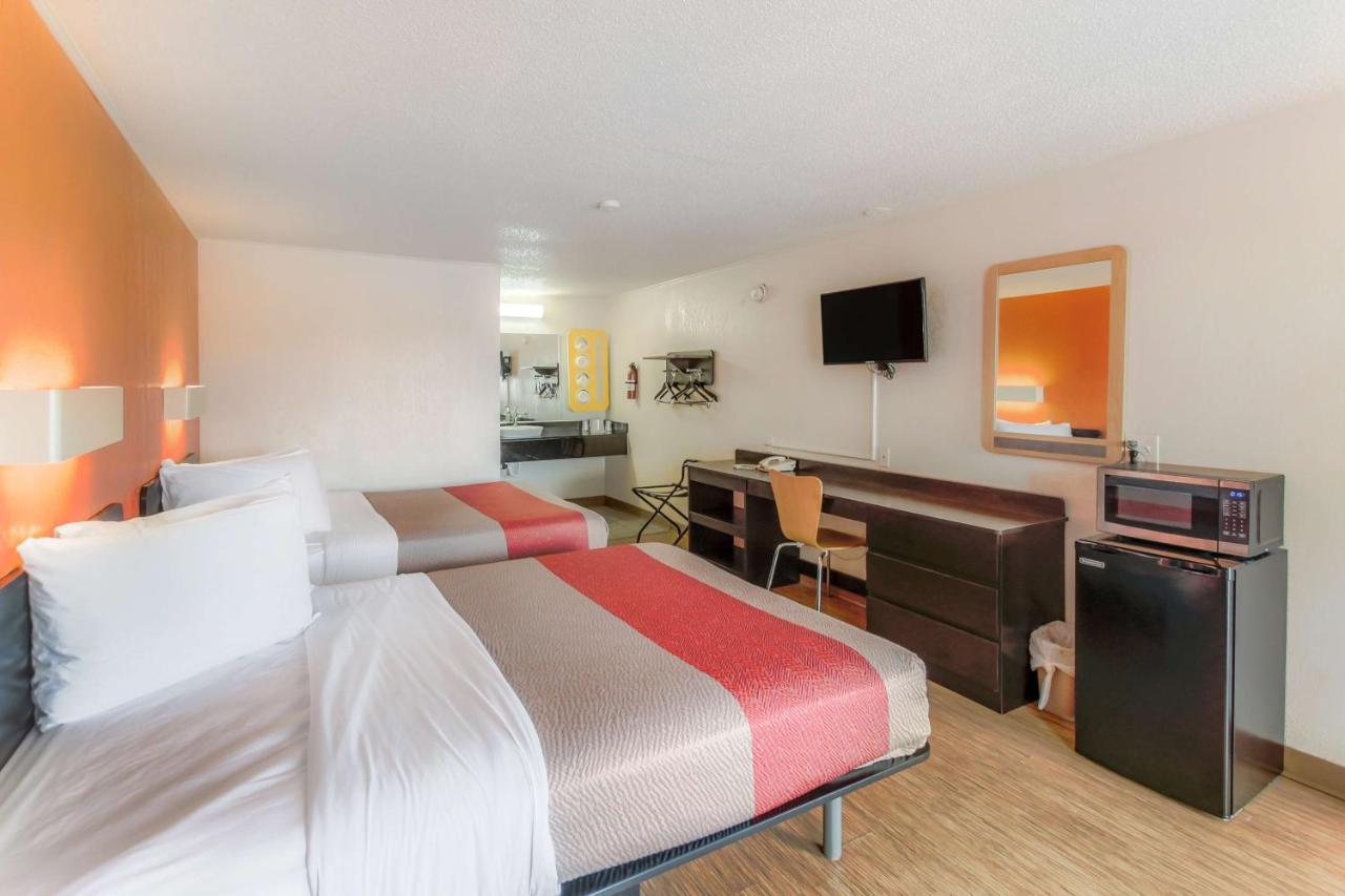 Motel 6 Kalamazoo Bagian luar foto