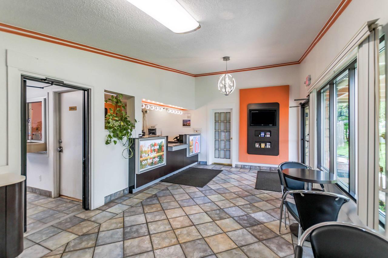 Motel 6 Kalamazoo Bagian luar foto
